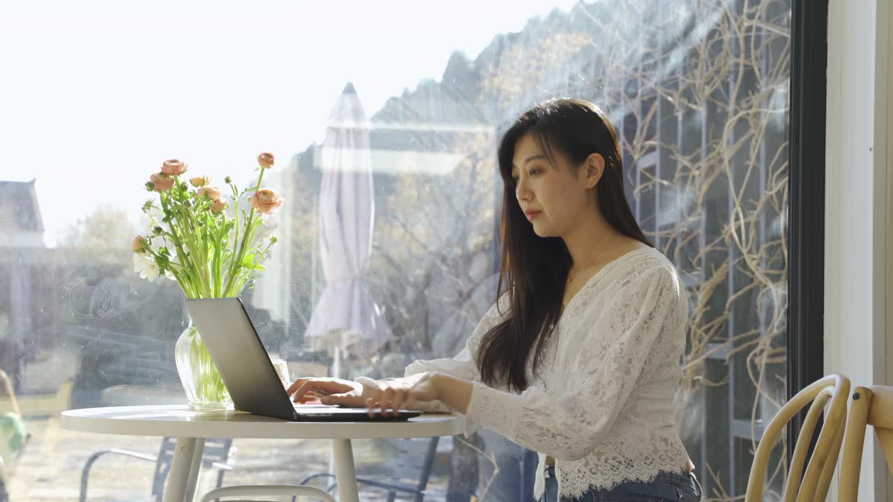 一个女人在用手机视频素材