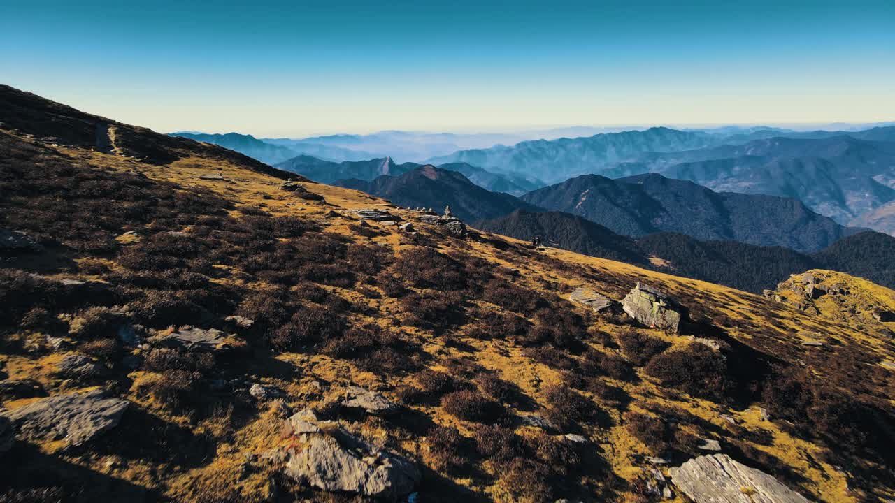 印度北阿坎德邦通纳特邦乔普塔附近山谷的鸟瞰图。视频下载