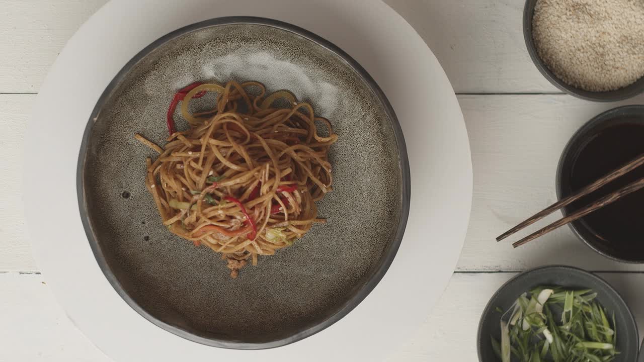 亚洲风格的饮食概念构成。新一代的烹饪体验。视频素材