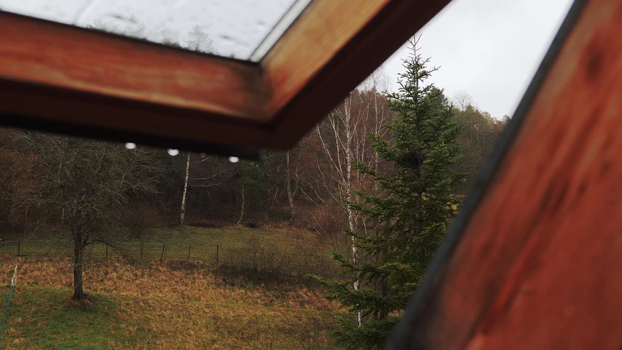 多雨的秋天天气。雨天，雨滴从敞开的木窗上滴落下来视频素材