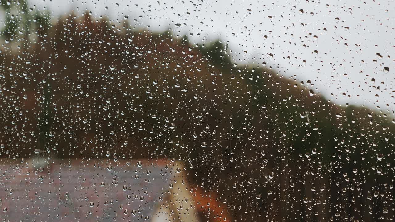 雨天，雨水滴落在窗玻璃上。秋季多雨天气视频素材