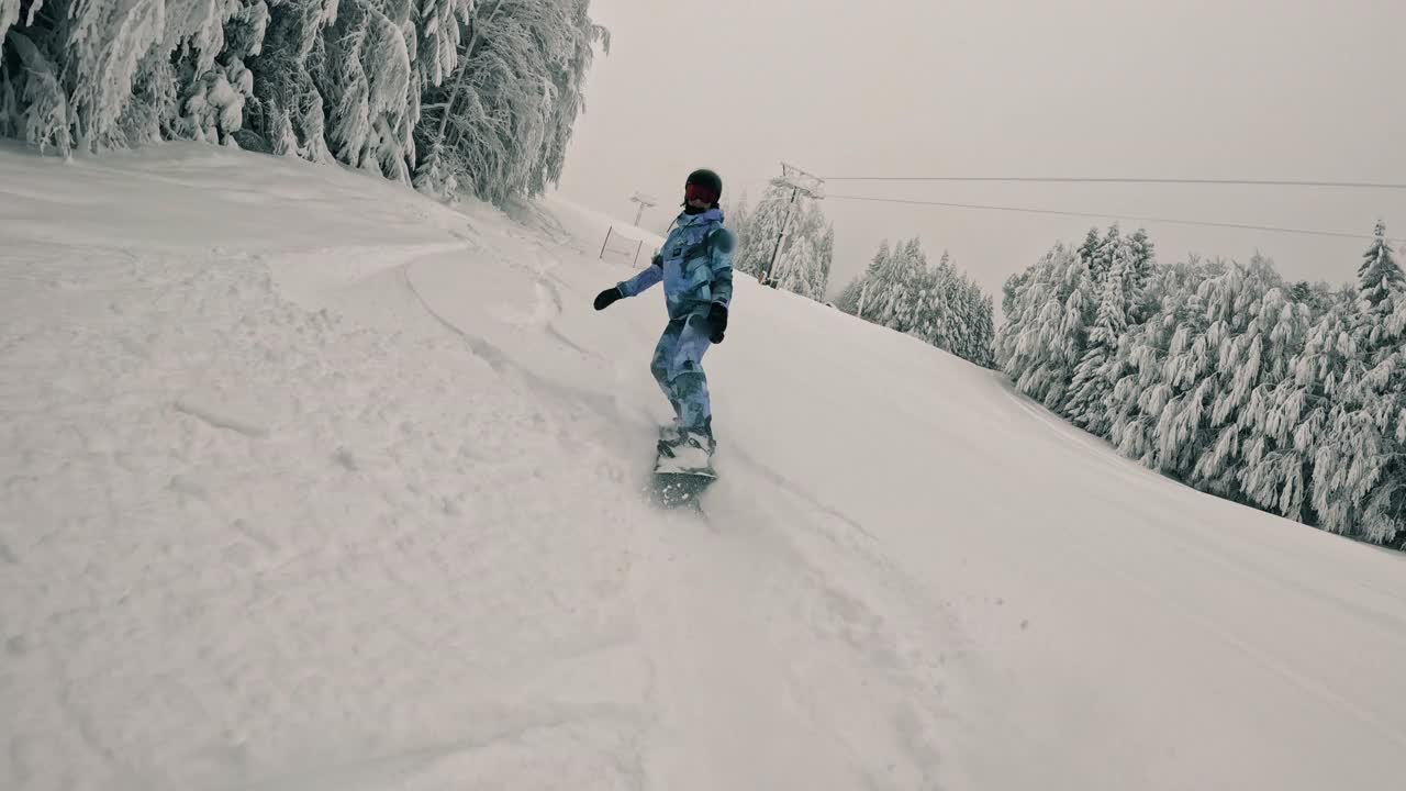 骑在边缘上:一个令人惊叹的FPV单板滑雪体验，作为一个自由式单板滑雪运动员穿过一个刚下过雪的森林。股票视频视频素材