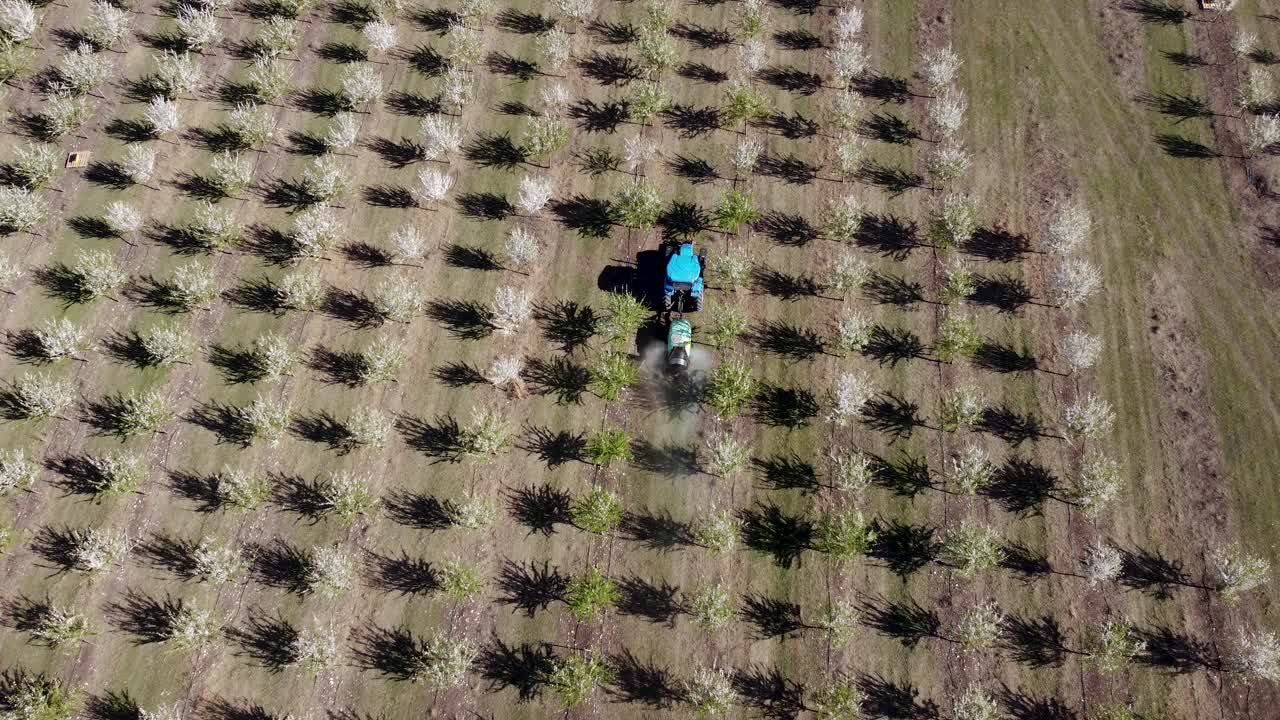 拖拉机栽培过程鸟瞰图视频素材