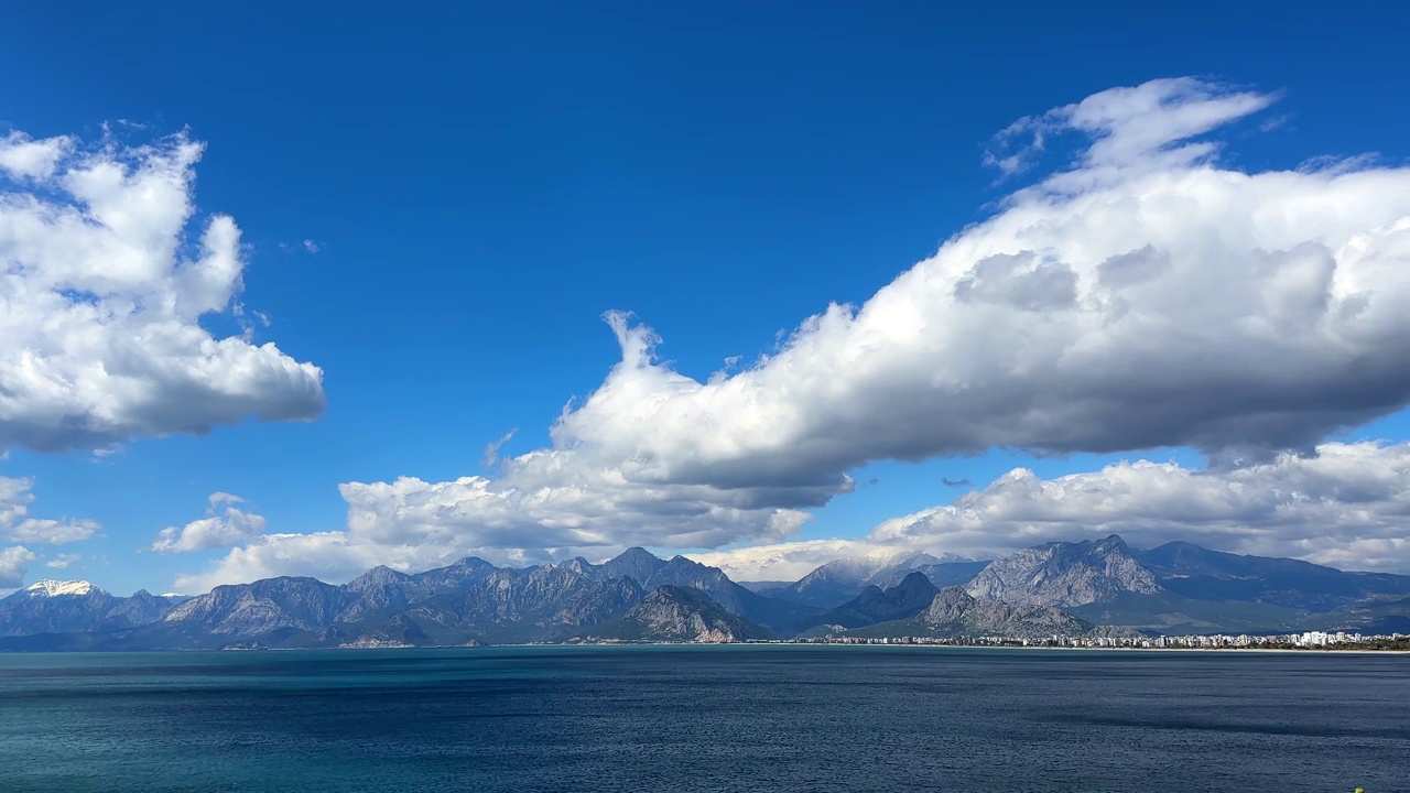 海浪，山和美丽的云视频素材