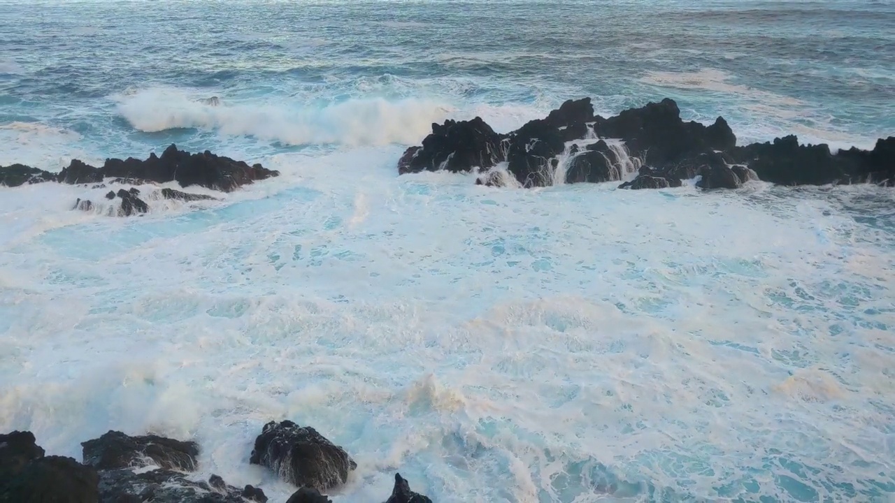 海浪撞击岩石的慢镜头。白色的浪花飞溅视频素材