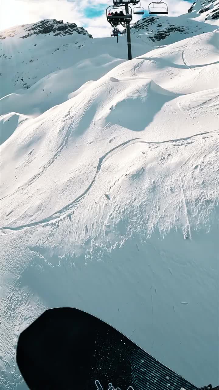 攀登高峰:冬季高山滑雪场的索道滑雪缆车。一辆半空缆车在通往雪坡的路上的迷人超地图。股票视频视频素材