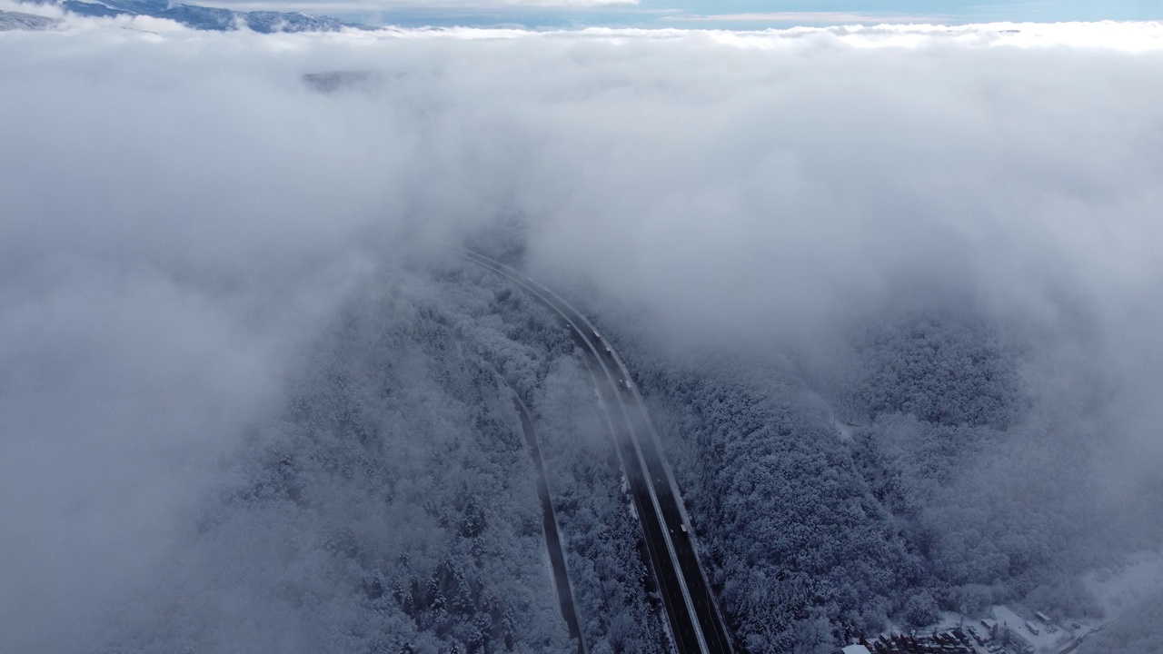 巴尔干山脉上的公路景观视频素材