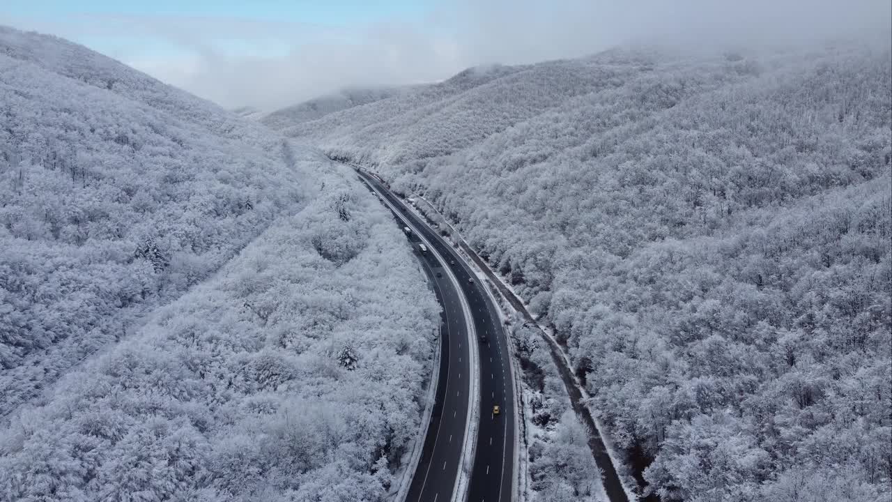 巴尔干山脉上的公路景观视频素材