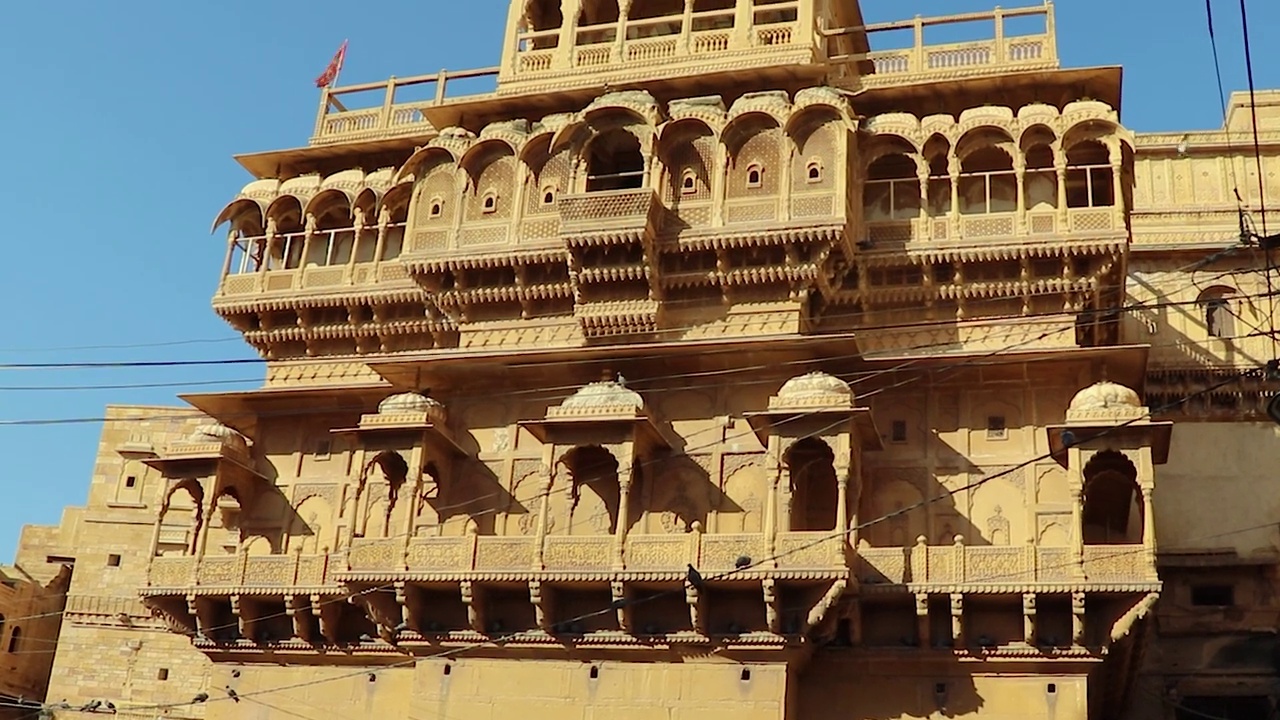 遗产jaisalmer堡复古建筑与明亮的蓝天从不同的角度在白天视频素材