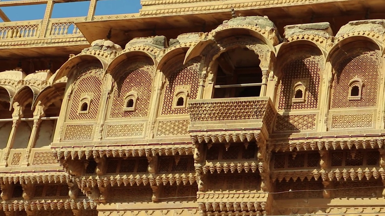 遗产jaisalmer堡复古建筑与明亮的蓝天从不同的角度在白天视频素材