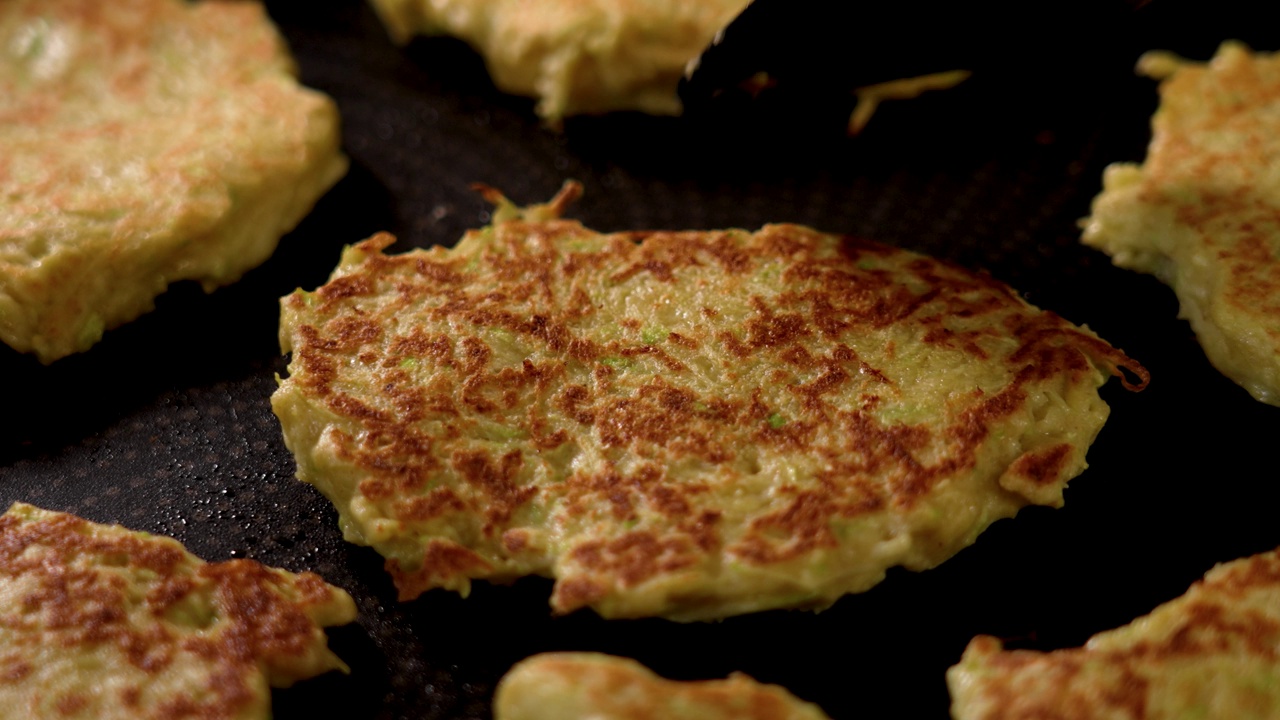 在煎锅中烹饪蔬菜西葫芦馅饼视频素材