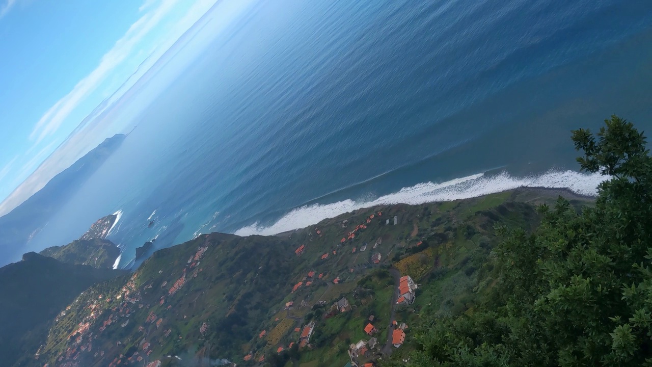 美丽的海浪在海岸上翻滚视频素材