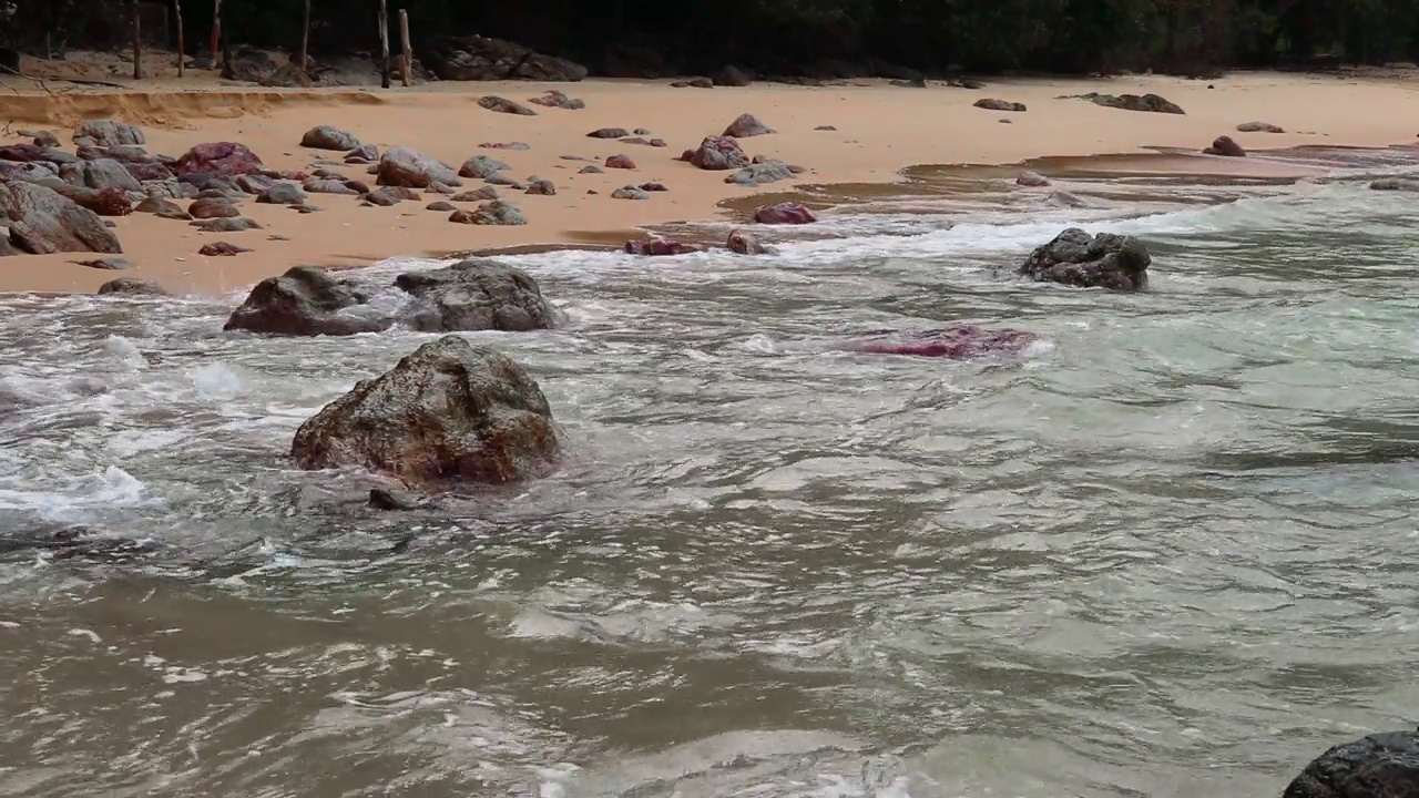 美丽蔚蓝的大海，波涛汹涌，海浪在沙滩上翻滚视频素材