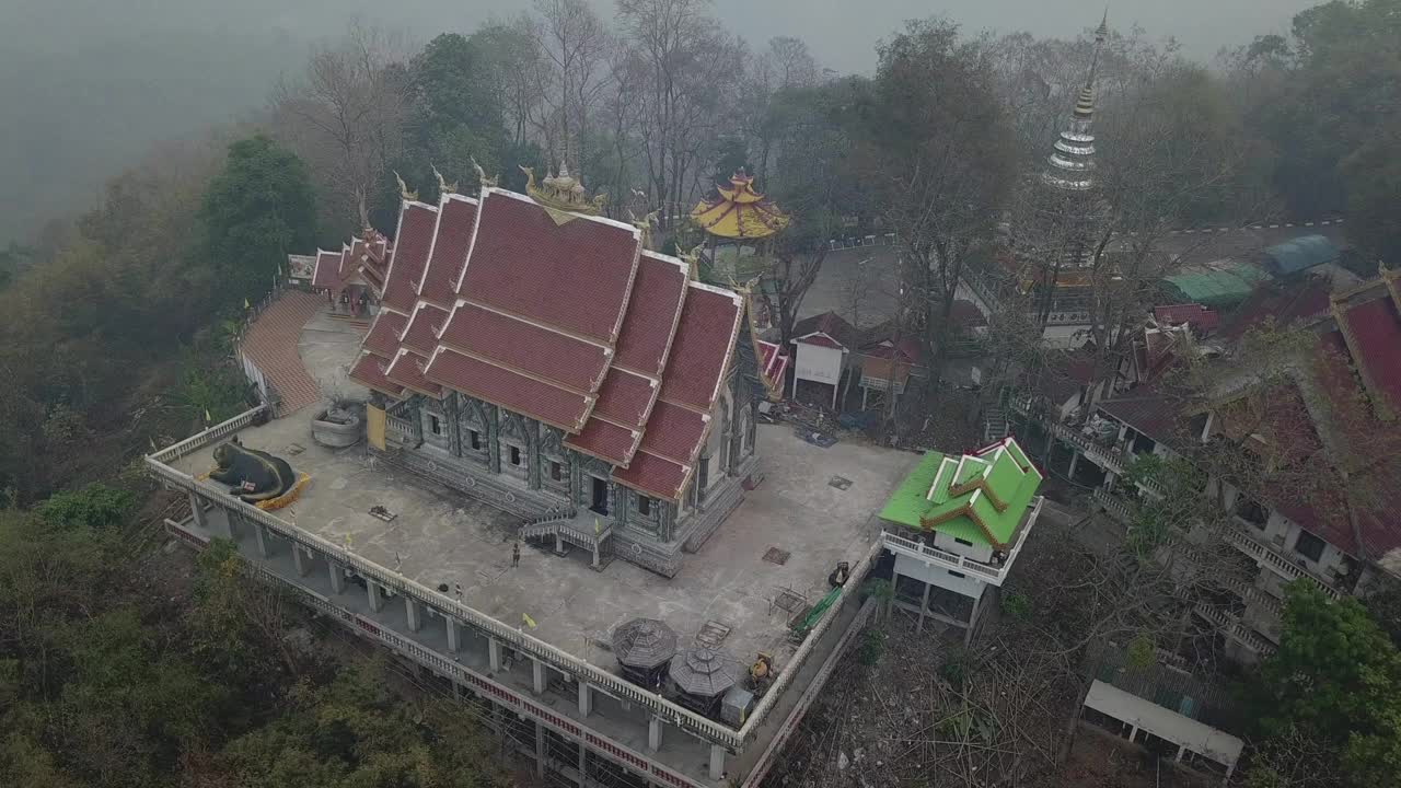 鸟瞰泰国清莱省Khao Kwai笏Phra That Doi Khao Kwai，空气污染严重(PM2.5)。视频素材