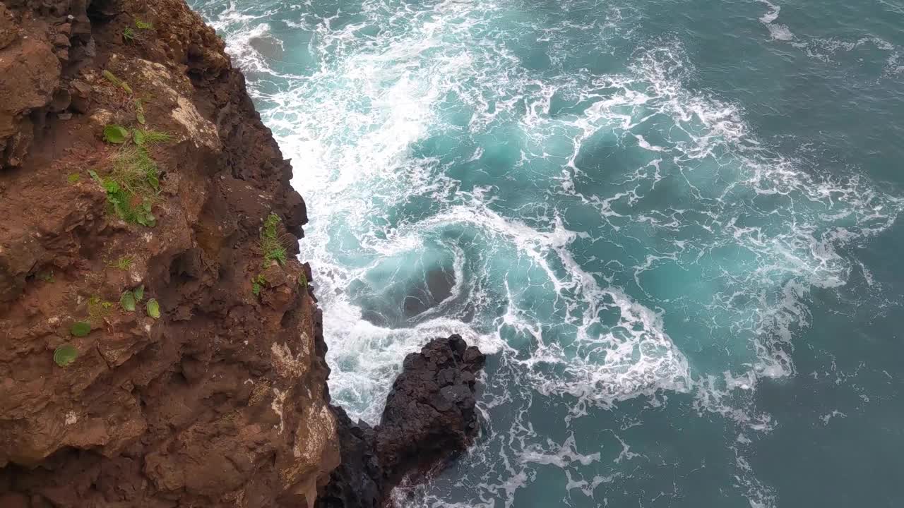 海浪拍打岩石的俯视图。从高处俯瞰视频素材