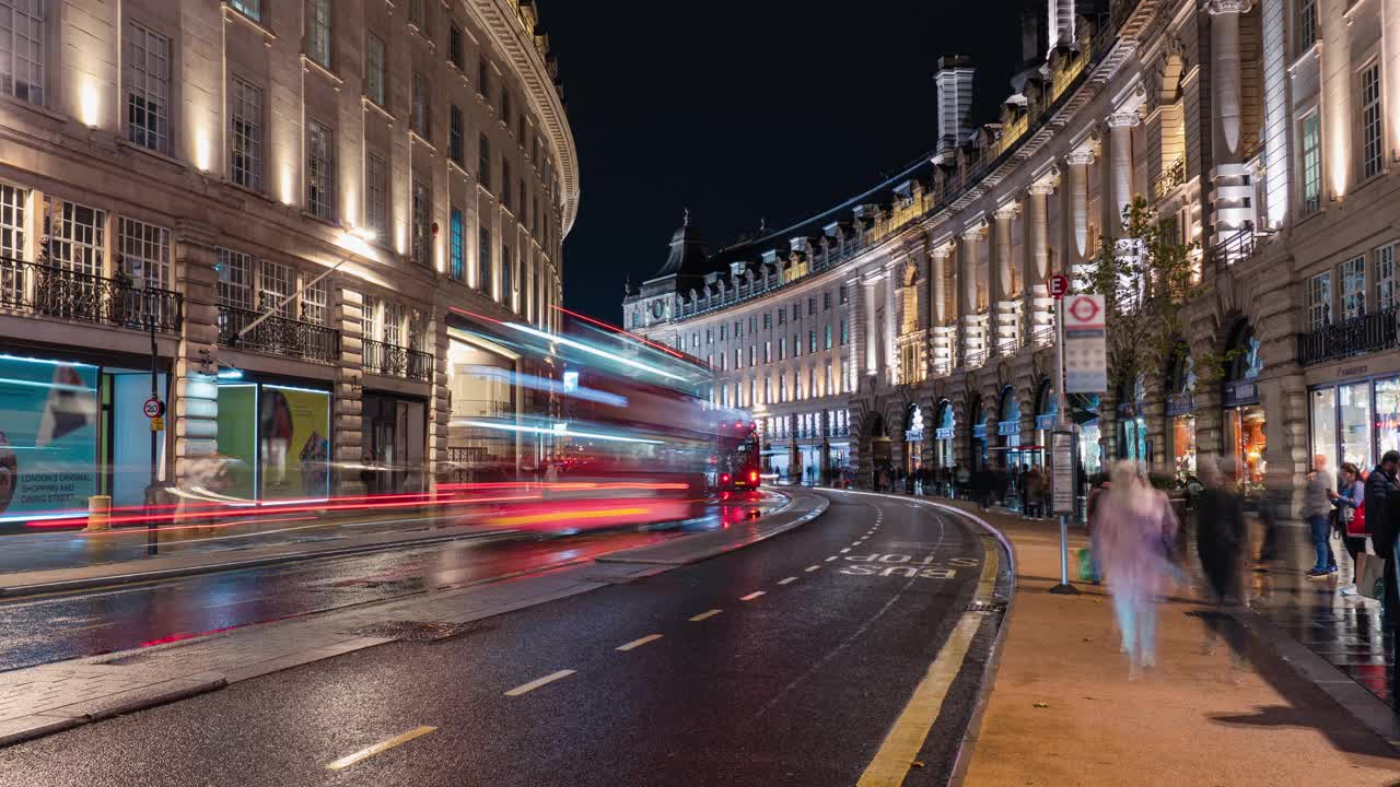 英国伦敦摄政街的城市夜间交通，人群行人和游客等待公共汽车的时间推移视频素材