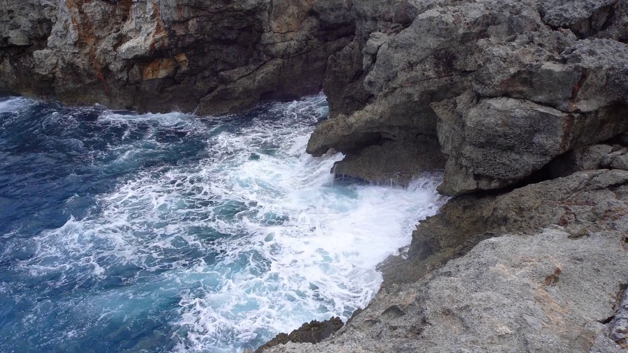 美丽的海浪冲击着沙滩海岸线，享受宁静的海滩假期。令人放松的海景。视频素材