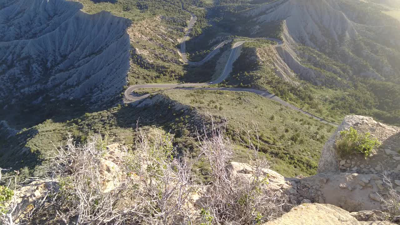 俯视在蜿蜒道路上行驶的汽车视频素材