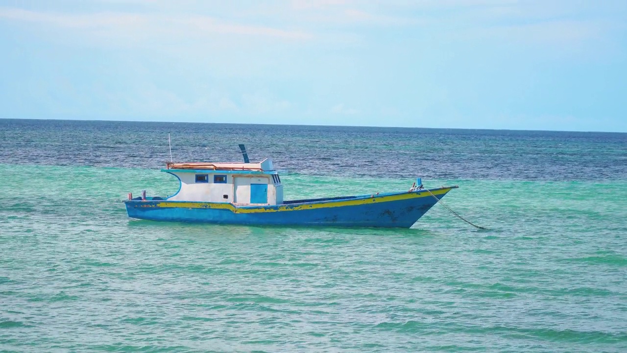 美丽的海浪冲击着沙滩海岸线，享受宁静的海滩假期。令人放松的海景。视频素材