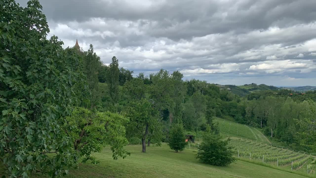 意大利，欧洲，意大利乡村上空的云层，背景是一座钟塔视频素材