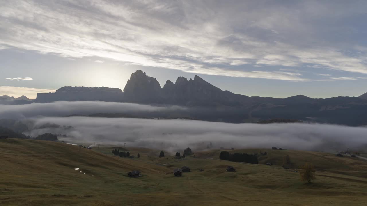 日出在Seiseralm, Alpe di Siusi高原眺望Sassolungo e Sassopiatto白云石山脉，南蒂罗尔，意大利，欧洲视频素材