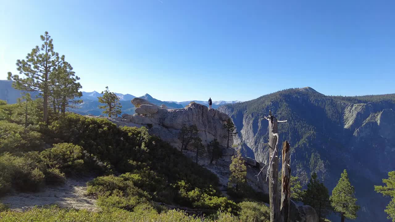 一名男子在约塞米蒂景点欣赏风景视频素材