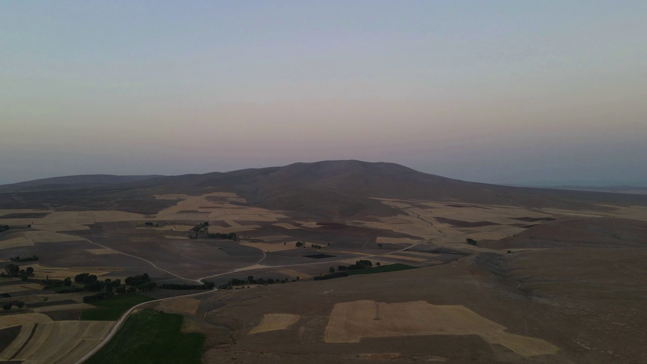 无人机在干旱地区拍摄的山景。视频下载