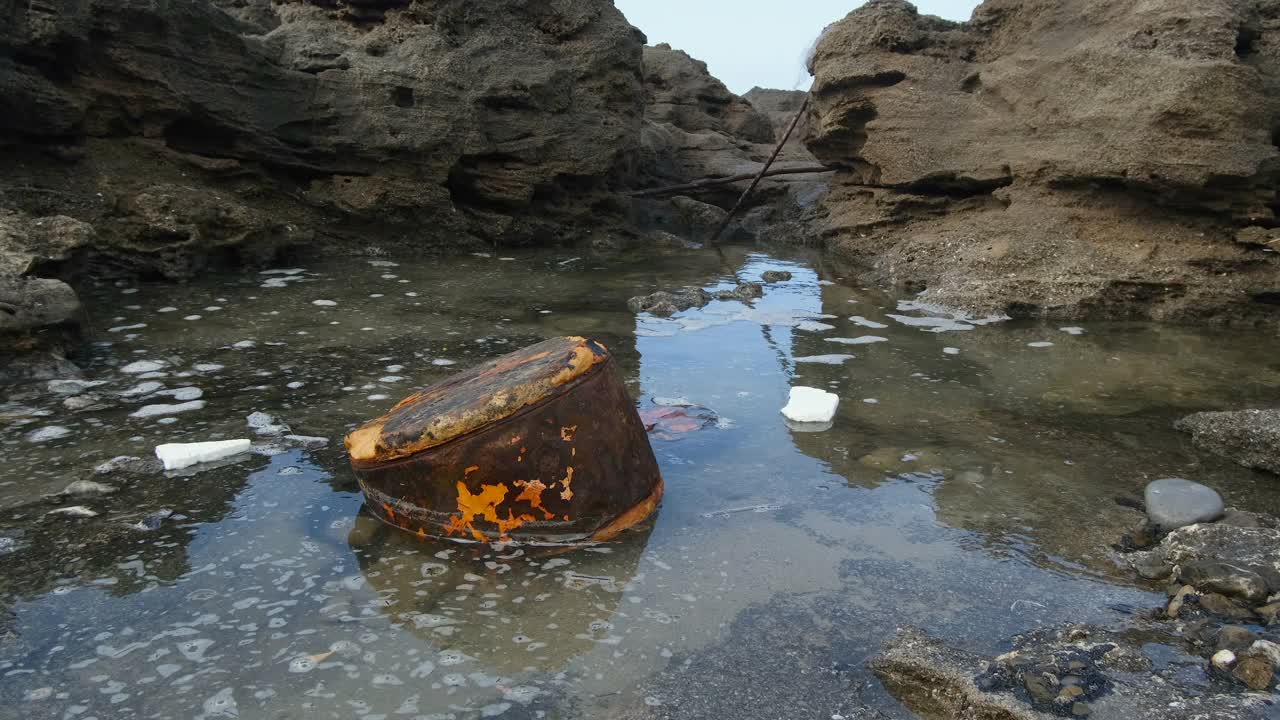 废弃的生锈的旧金属和聚苯乙烯碎片对海洋生态系统造成污染视频下载