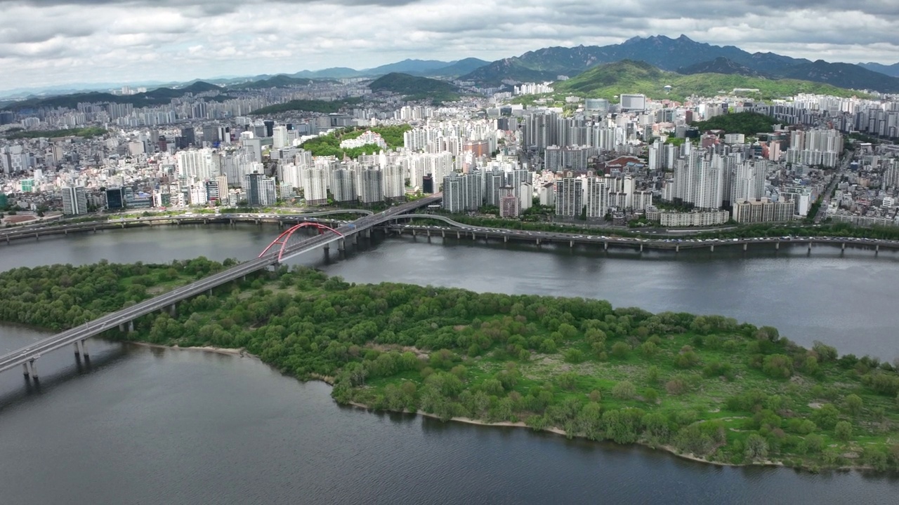 韩国首尔麻浦区汉江、西江大桥、八岛和江边高速公路附近的市中心视频素材