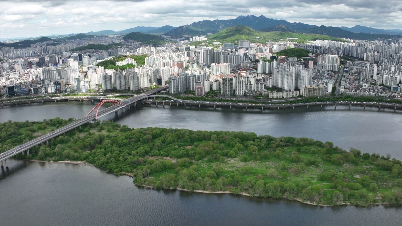 韩国首尔麻浦区汉江、西江大桥、八岛和江边高速公路附近的市中心视频素材