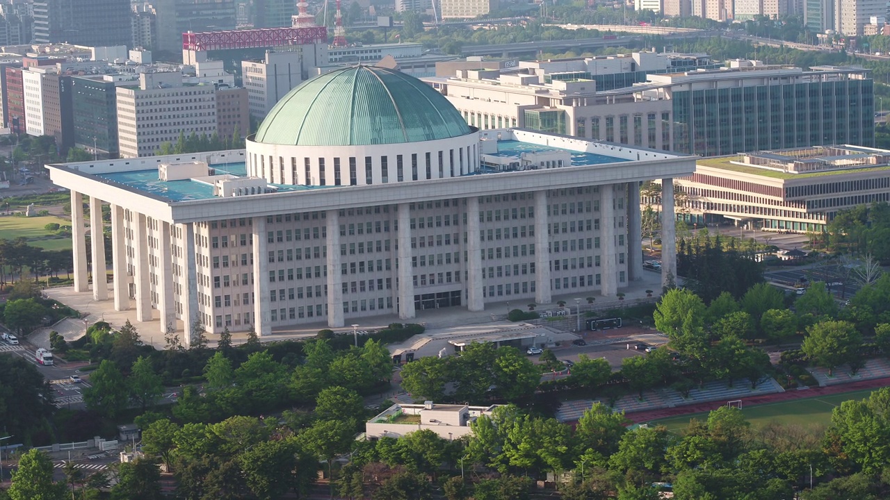 韩国首尔永登浦区汝矣岛区国会大厦附近的市中心视频素材