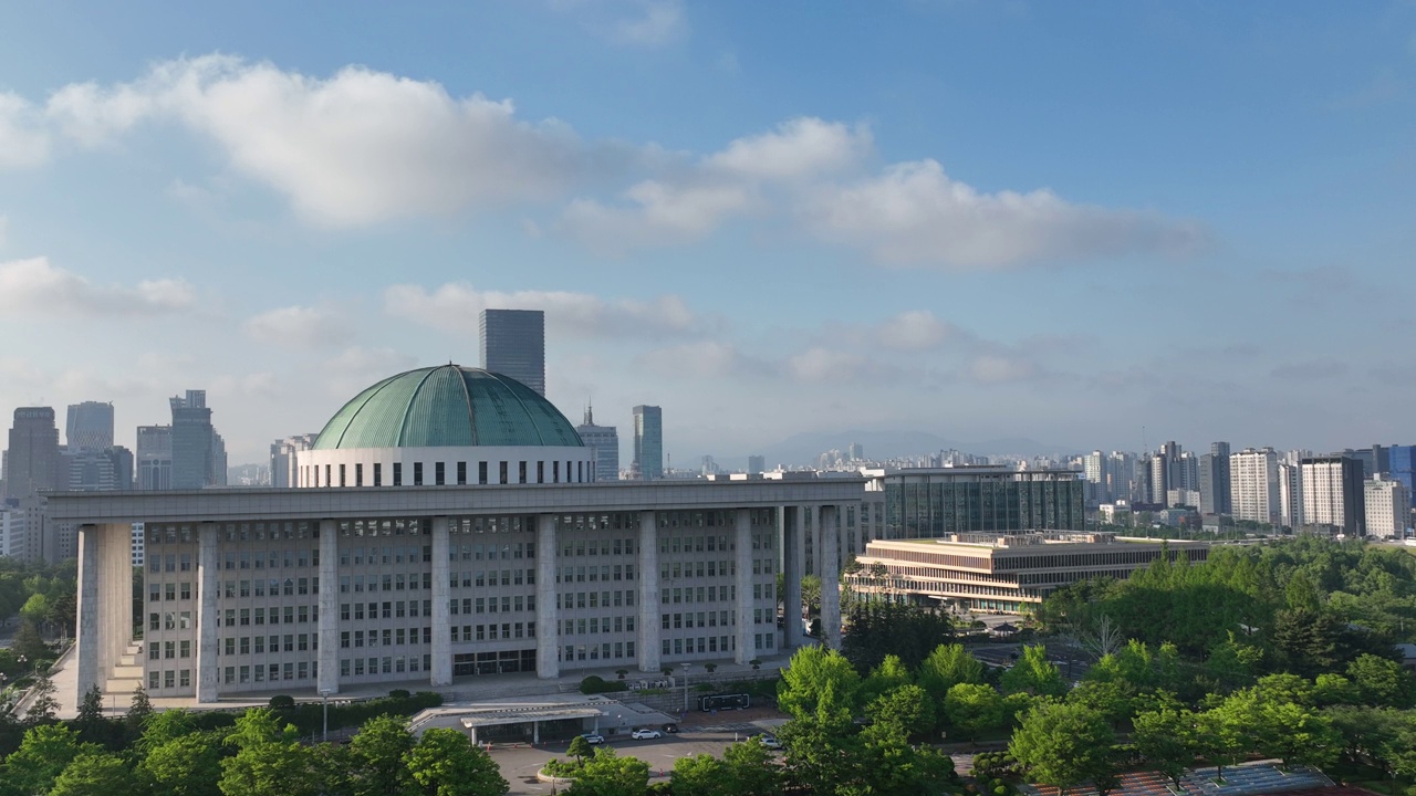 韩国首尔永登浦区汝矣岛区国会大厦附近的市中心视频素材