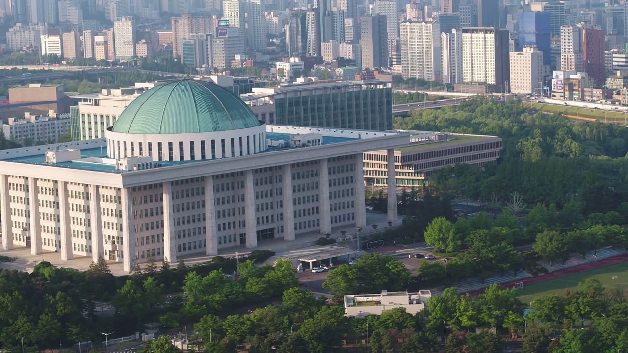 韩国首尔永登浦区汝矣岛区国会大厦附近的市中心视频素材