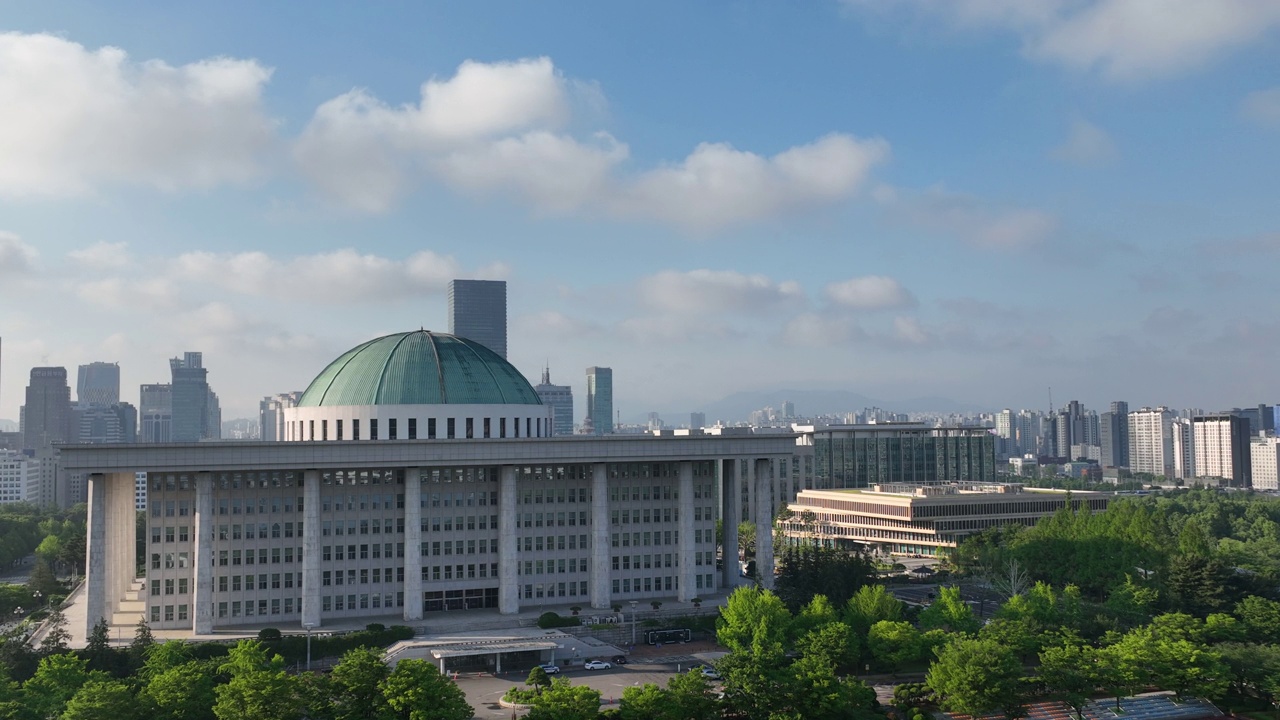 韩国首尔永登浦区汝矣岛区国会大厦附近的市中心视频素材