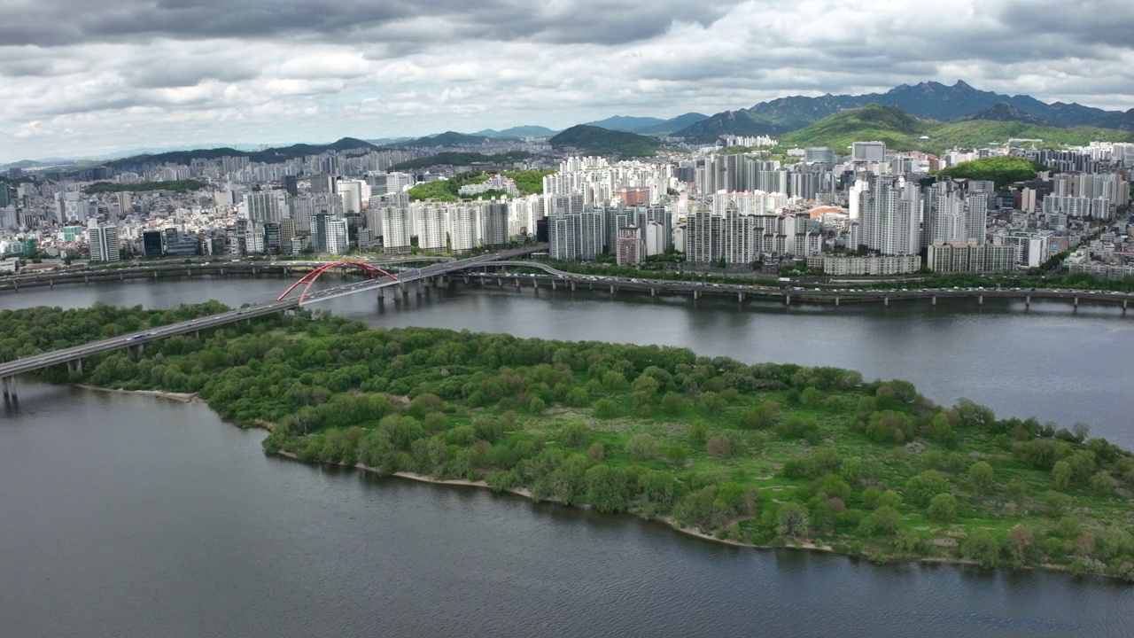 韩国首尔麻浦区汉江、西江大桥、八岛和江边高速公路附近的市中心视频素材