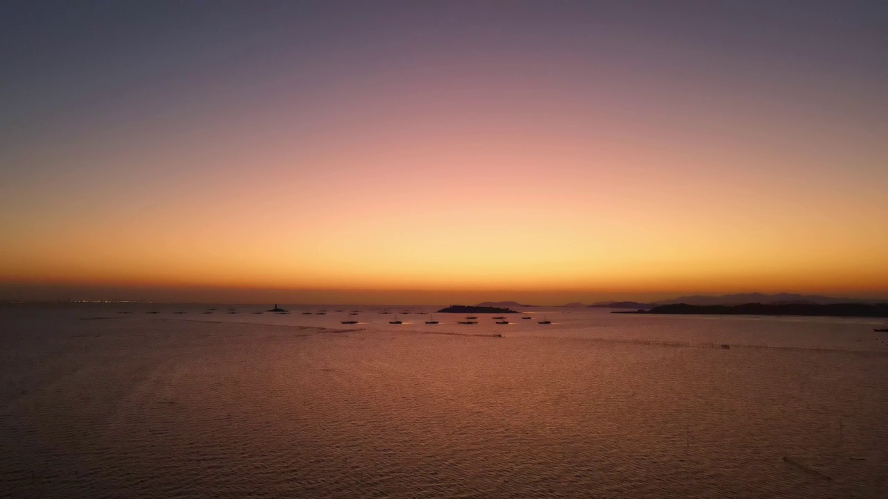 海面上日出前的滩涂和渔船视频素材