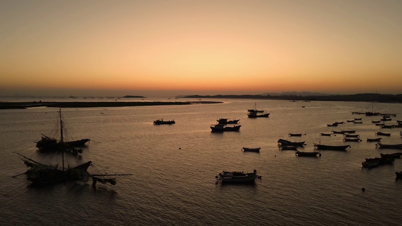 日出后的海滩和停泊的渔船视频素材