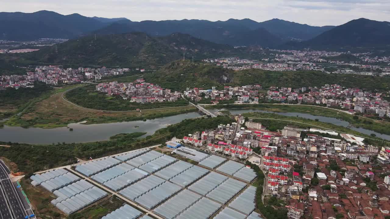 现代温室和传统古村落鸟瞰图视频素材