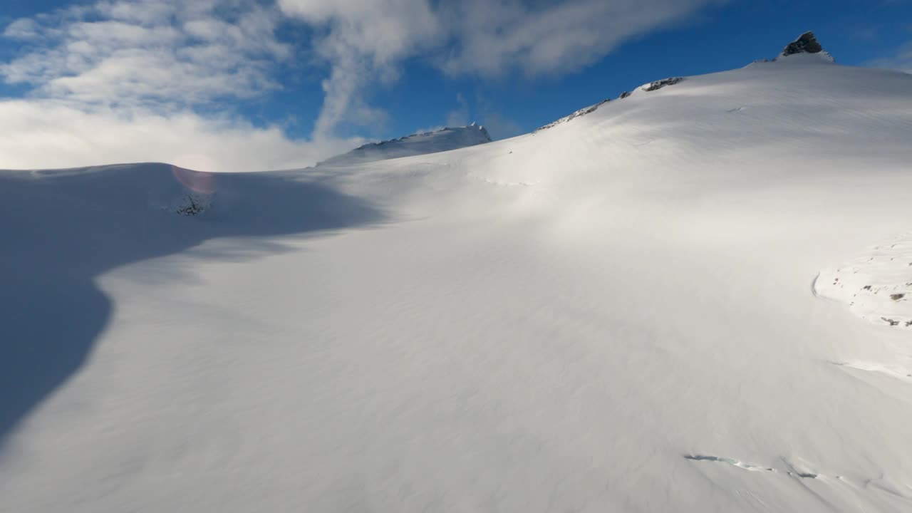 白雪皑皑的攀登高耸的阿默斯特山峰冬季辉煌朱诺阿拉斯加视频素材