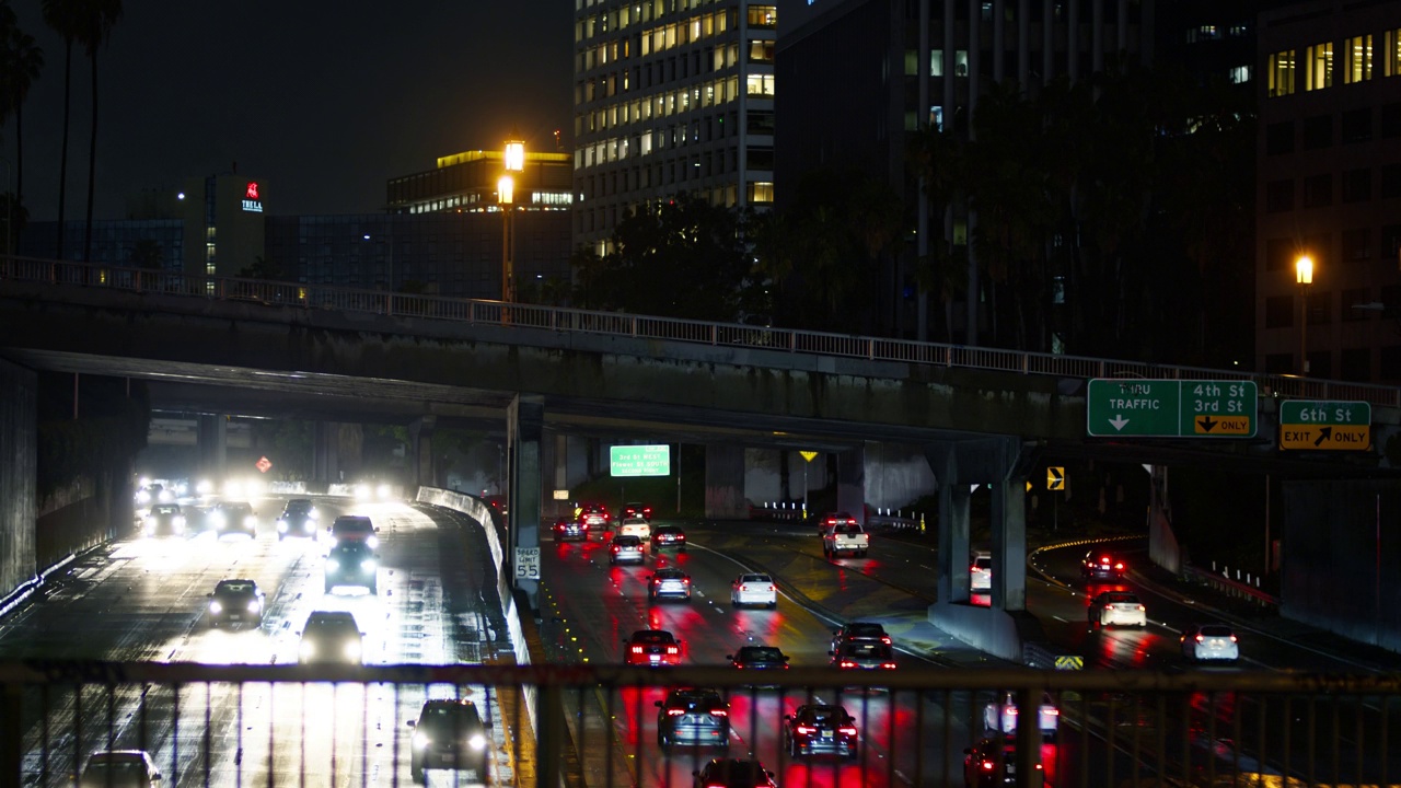 夜间在洛杉矶市中心天桥下行驶的汽车视频素材