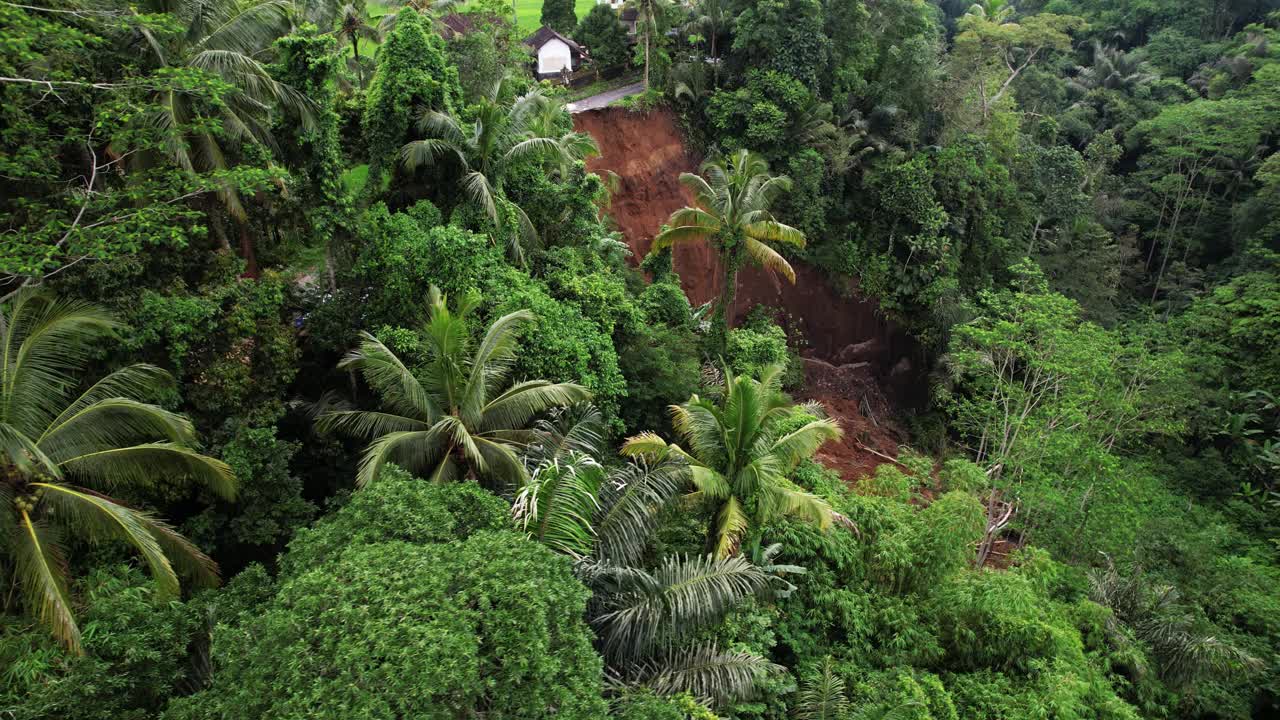 电影空中揭示的镜头，当地山体滑坡，陡峭的斜坡峡谷坍塌视频素材