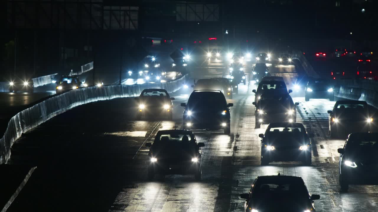 夜间高速公路上汽车的慢动作镜头视频素材