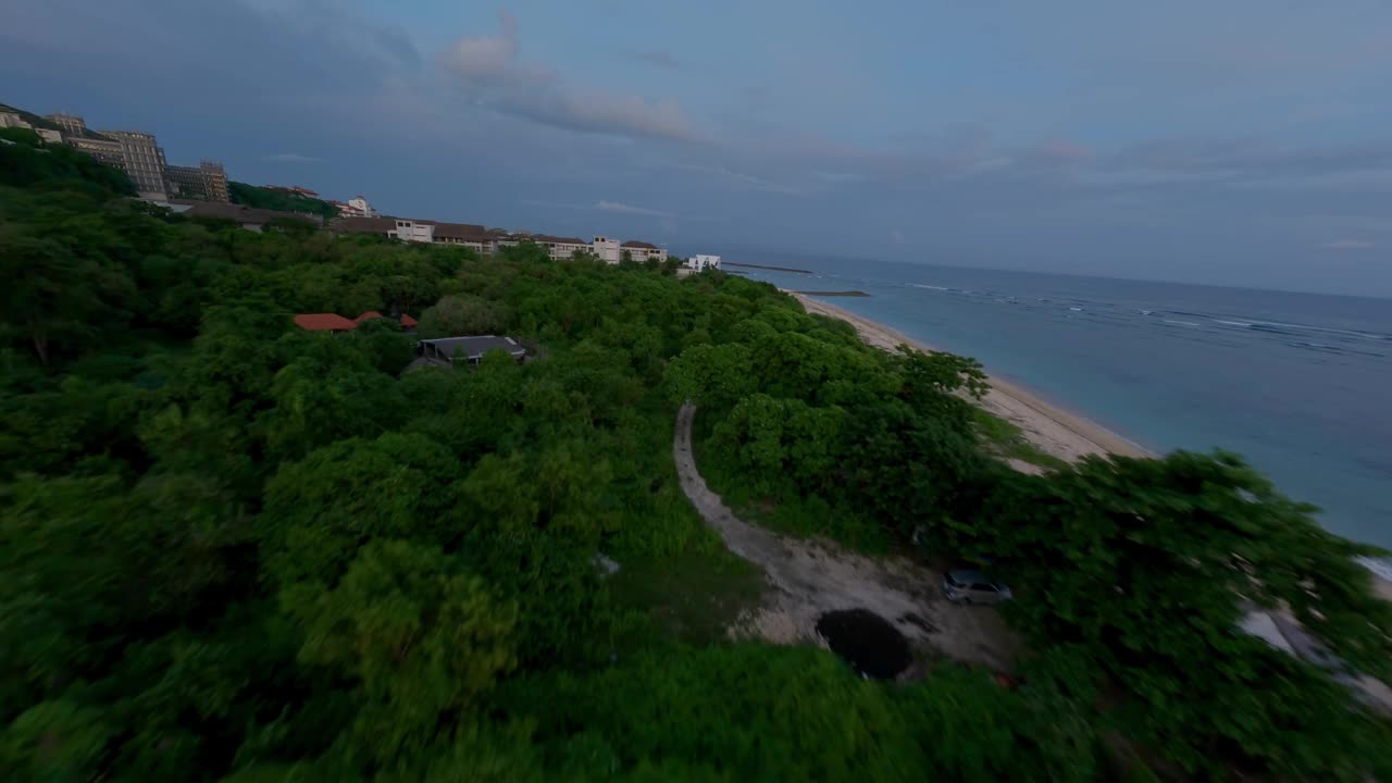 热带沙滩绿色植被晚上蓝色的海海洋海岸线波视频素材