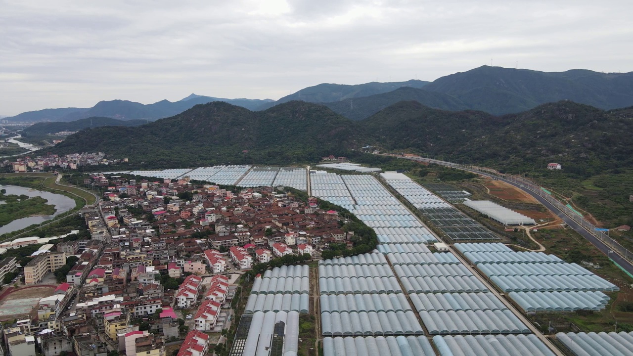 现代温室和传统古村落鸟瞰图视频素材