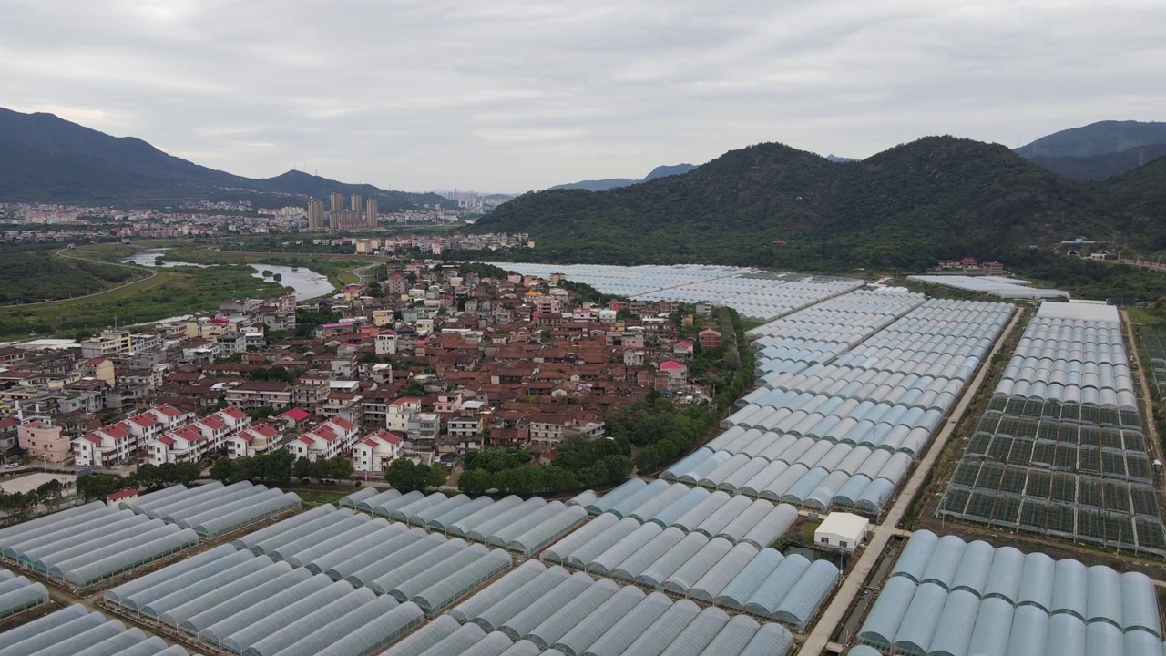 现代温室和传统古村落鸟瞰图视频素材