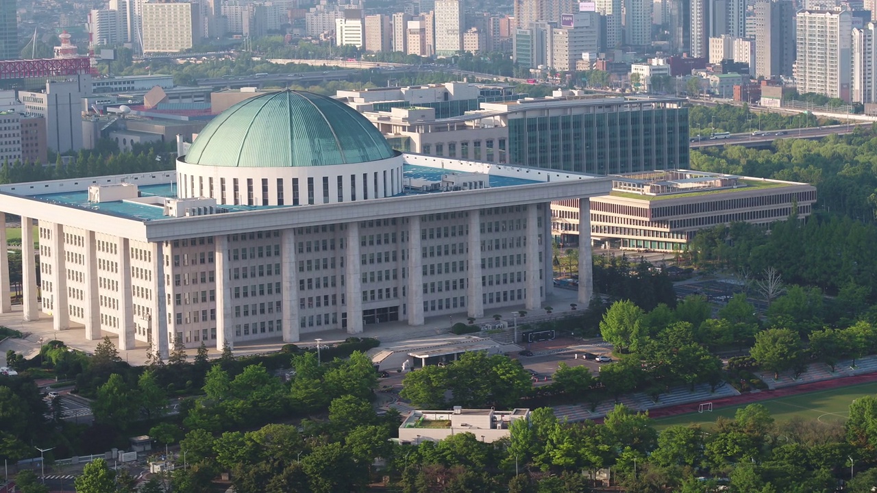 韩国首尔永登浦区汝矣岛区国会大厦附近的市中心视频素材