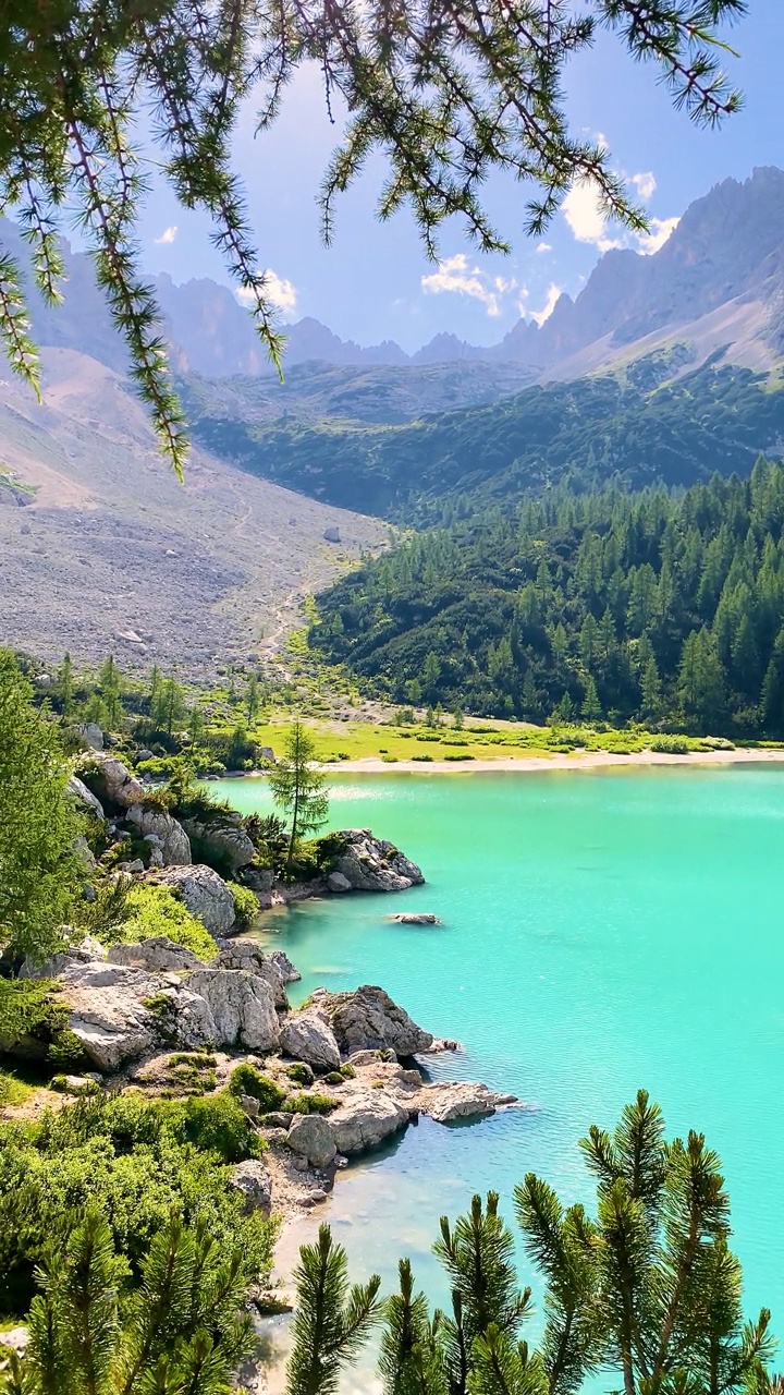 绿松石山湖风景秀丽视频素材