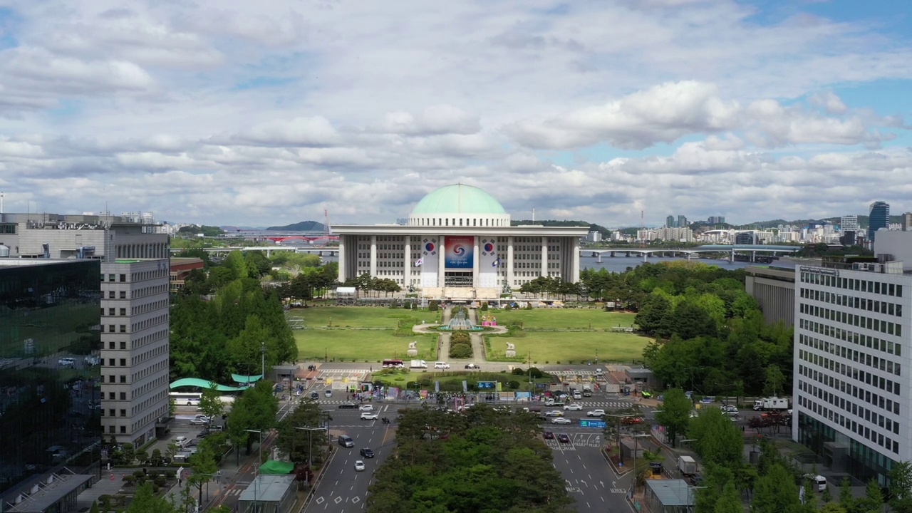 韩国首尔永登浦区汝矣岛区和国会大厦附近的市中心视频素材