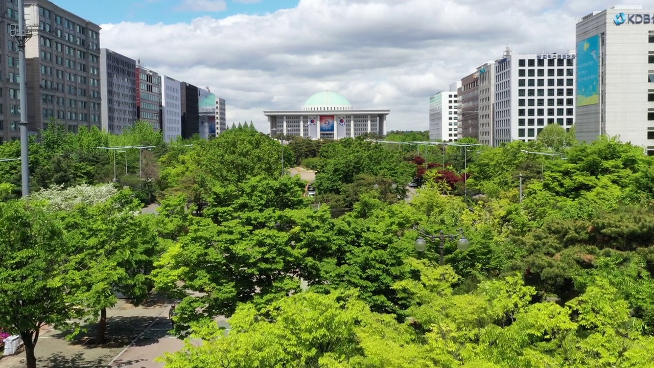 韩国首尔永登浦区汝矣岛区和国会大厦附近的市中心视频素材