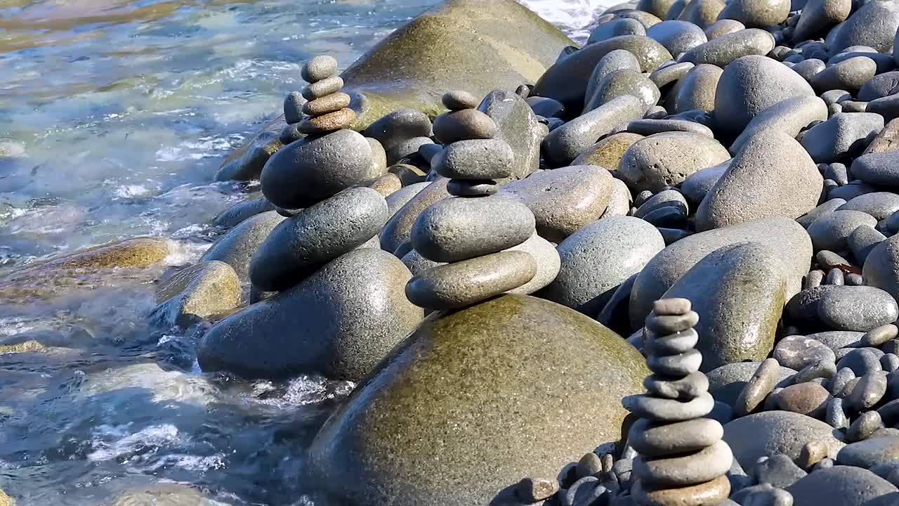 海浪溅在岸边的石头上的特写，透明的水视频素材